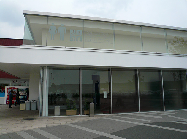 人間用のトイレ「デラックストイレ」。トイレとは思えないゆったりとした空間です。