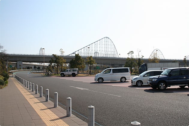 ナガシマスパーランドの観覧車やジェットコースターが見えます。