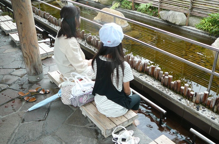 足湯の温泉に浸かって、ドライブの疲れをとりましょう。
