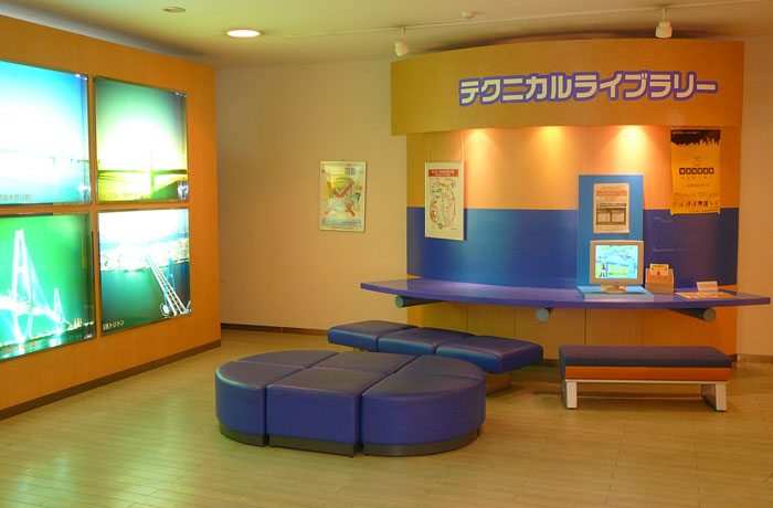情報ターミナルで道路情報を入手しがてら、第二東名・名神の建設説明展示をのぞいてはいかが？