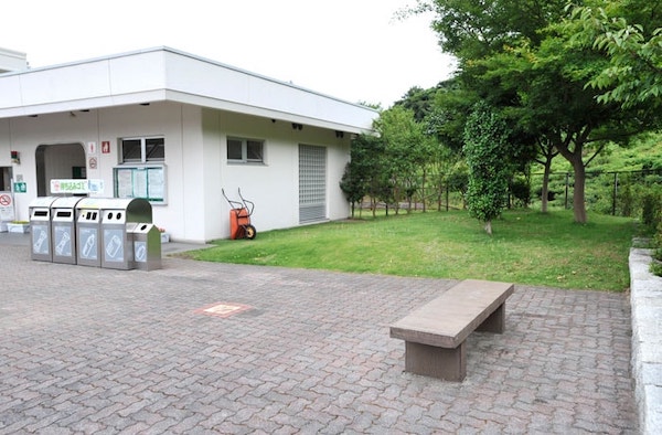 トイレの脇にはこじんまりとした緑地があります。