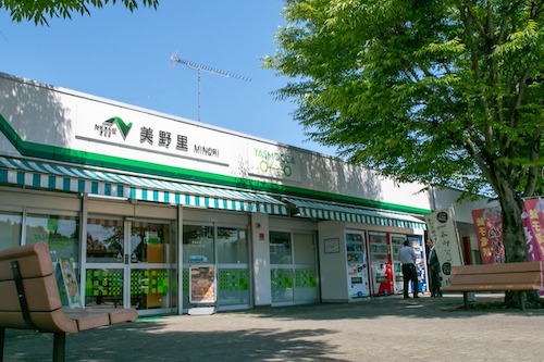 コンビニ前のベンチで一休みできます。