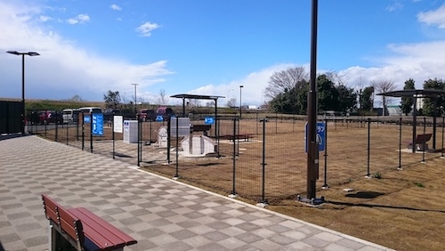 小型犬専用と中・大型犬専用で分かれたドッグランがあります。