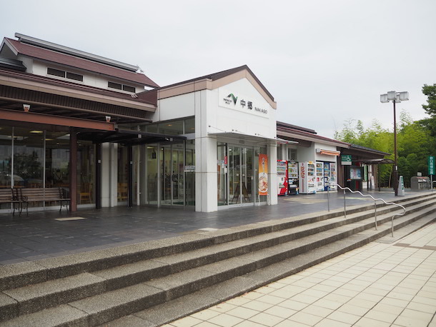 わんこ用の水飲み場や広めの緑地があるSAです。