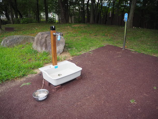 わんこ用の水飲み場が設置されています。