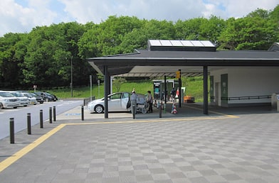 建物と駐車場の間のスペースも広々としています。
