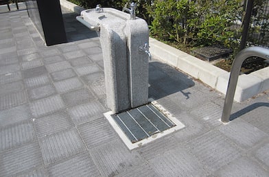 屋外には水道も設置されています。