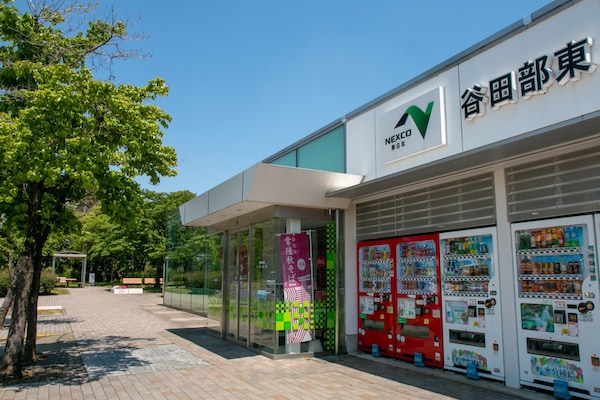 一休みにぴったりの緑地があるPAです。