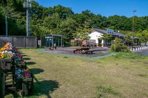 一休みするのにちょうど良い広さの緑地があります。