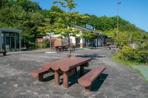 緑地内にはテラス席も設置されています。