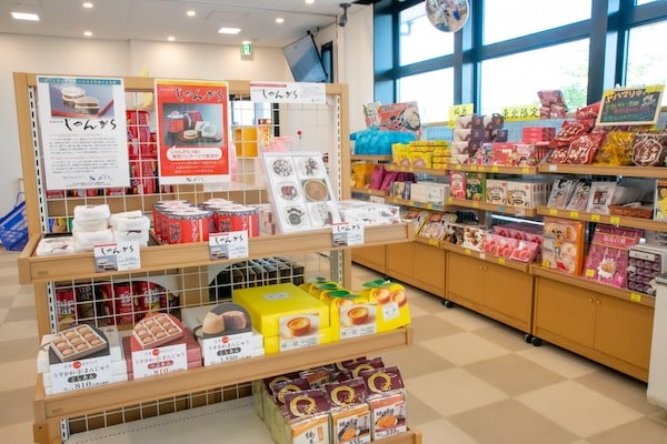 明るい雰囲気のフロアにたくさんの商品が並びます。