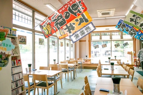 新鮮な海鮮が楽しめるフードコートもあります。