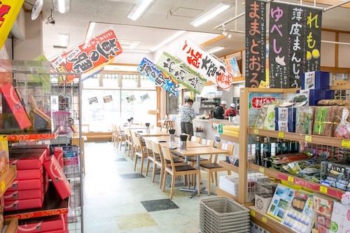 地元の漁港から水揚げされた新鮮な魚介が楽しめます。