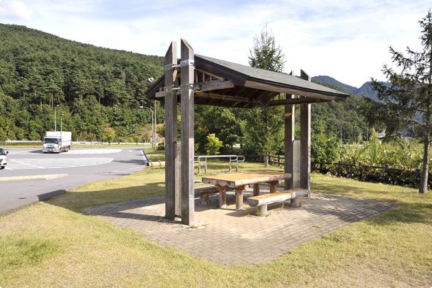 屋根が付いたテーブルとイスはこちら。