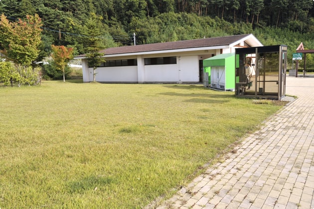 建物横には、テーブルやイスもないひろ～いエリアもあります。