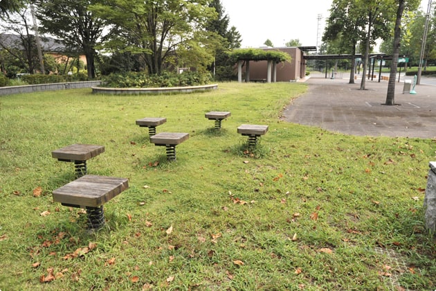 パーキングエリア入り口側には、緑地とベンチがあります。