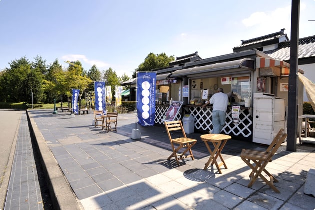 売店前にもテラス席が設置されています。
