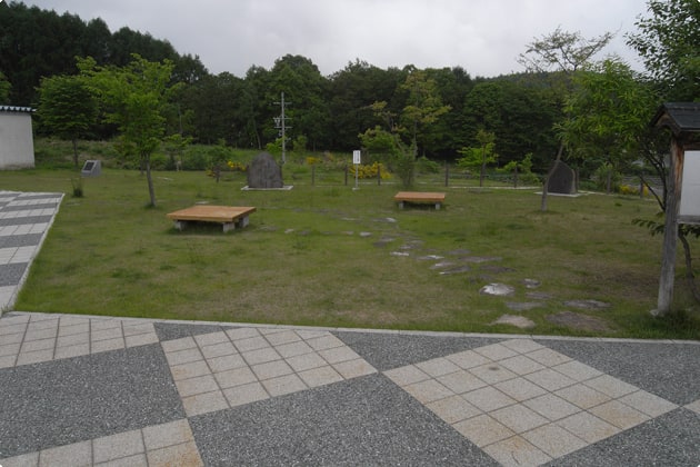 入り口側の緑地と歩道です。