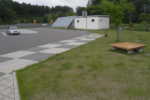大きめのベンチが設置されています。
