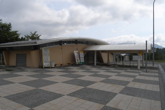 建物前にもベンチが設置されています。