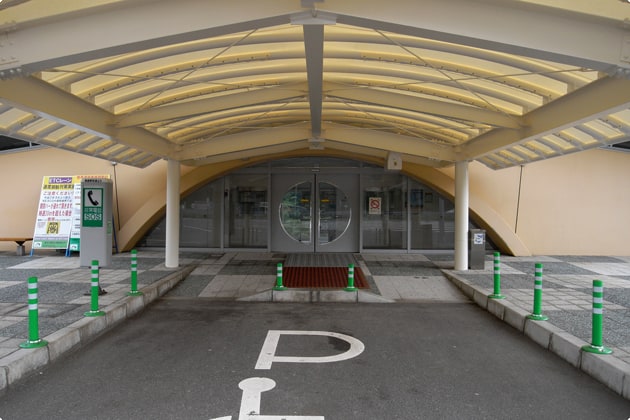 トイレへ入る際は、こちらの自動ドアからどうぞ。