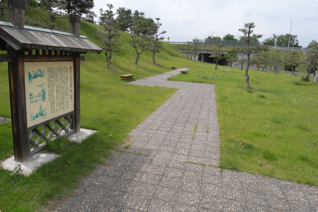 遊歩道があり、ベンチが点在しています。