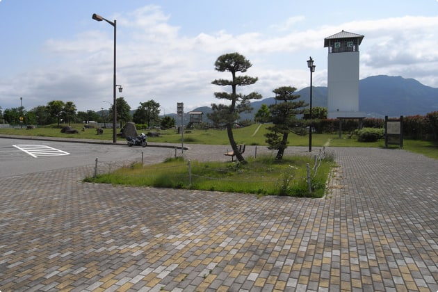 入口側にはとっても広い、庭園風の緑地があります。