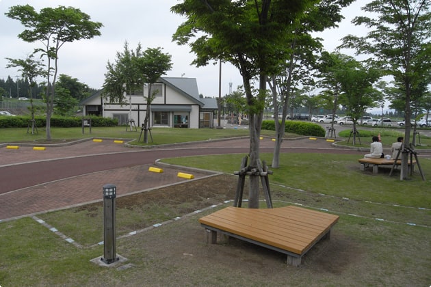 駐車場のすぐ横にベンチがありますよ。