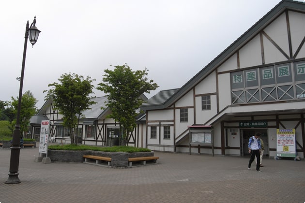建物前に、ベンチが点在しています。