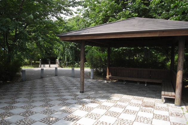 屋根のついたベンチもあります。