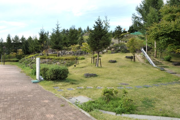 サービスエリア入り口側に、緑地と小高い山があります。