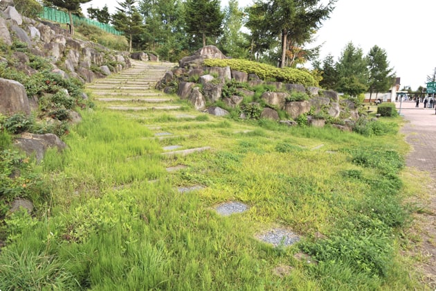 展望台へは、こちらの遊歩道を利用します。
