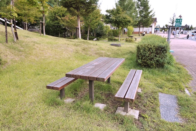 小高い山の麓には、テーブルとイスが点在しています。