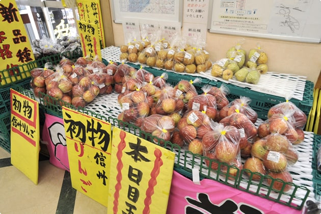 信州の名産のりんごがたくさん。おみやげにいかが？