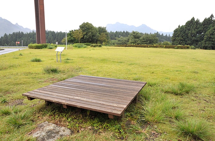 入り口側に、広々とした緑地があります。