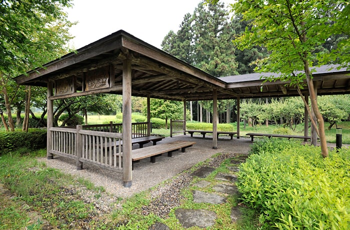 屋根が付いたベンチが設置されています。（庭園内）