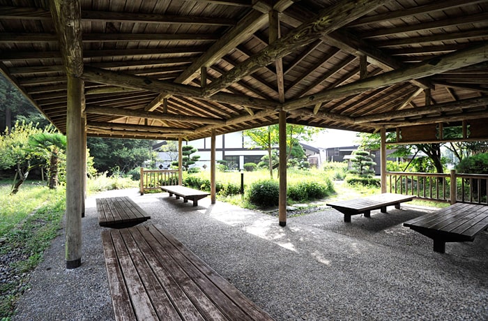 屋根の下も広々としています。（庭園内）