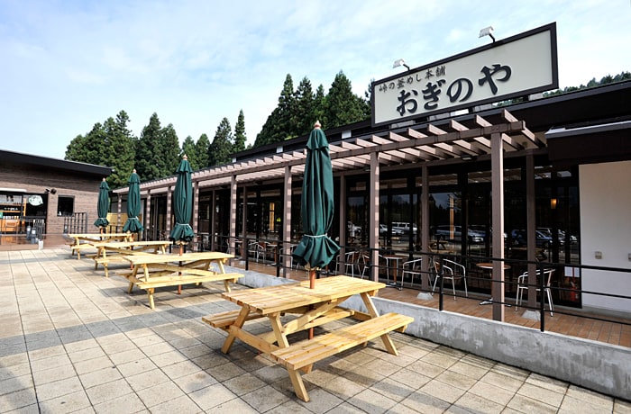 峠の釜めし本舗、おぎのや前にもテラス席があります。