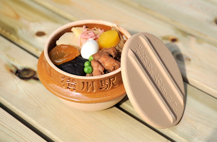 有名な“峠の釜めし”。テイクアウトしていただこう！