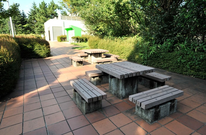 テーブルとベンチが設置された、休憩スペースです。