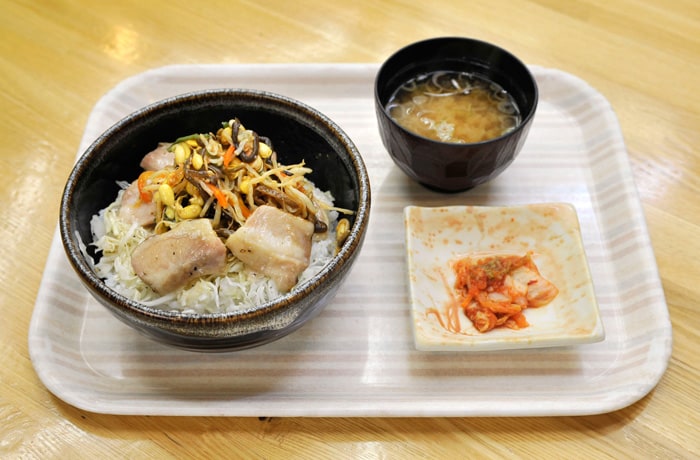 フードコートメニューのトントロ丼。テイクアウトしていただきましょう。