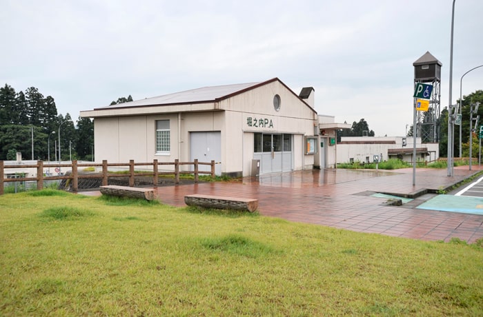 建物の横に、ちょっとした緑地があります。