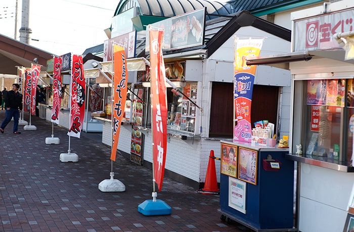 屋外には、テイクアウトができるお店が並んでいます。