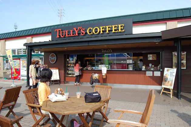 タリーズコーヒーで購入し、前のテラス席で愛犬と休憩できます。（10:00～20:00）