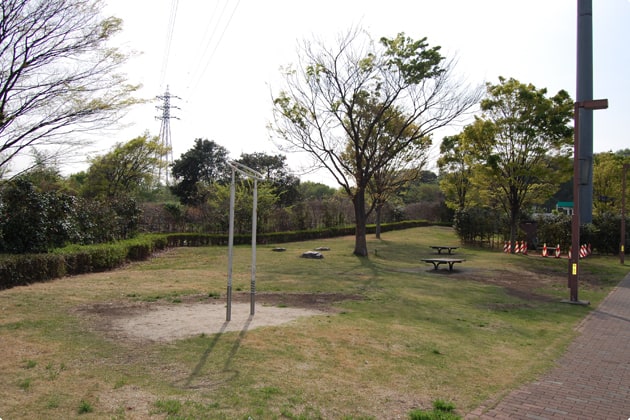 出口側には緑地があります。