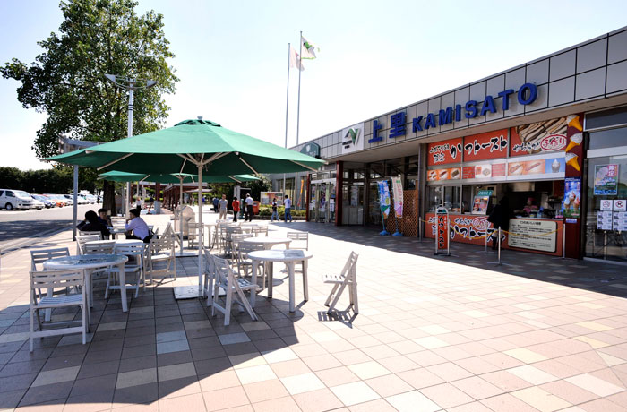 売店の前にもテラス席が設置されています。