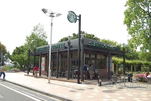 スターバックスコーヒーがあります。テラス席でわんこと一緒にコーヒーブレイクしましょう。