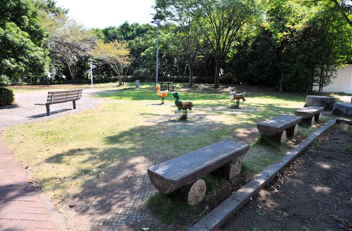 緑地には、遊具も設置されています。