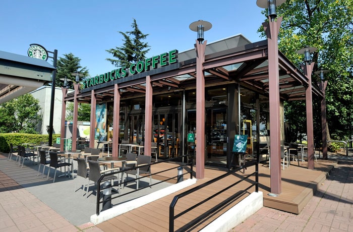 スターバックスコーヒーがあります。テラス席でわんこと一緒にコーヒーブレイクはいかが？