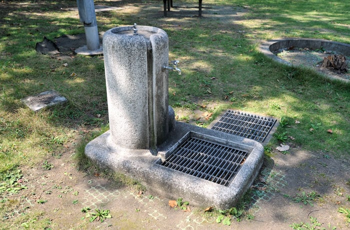 出口側の緑地には、水飲み場が設置されています。